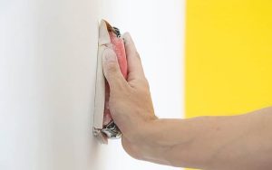 اهمیت سنباده زدن قبل از اجرای رنگ
